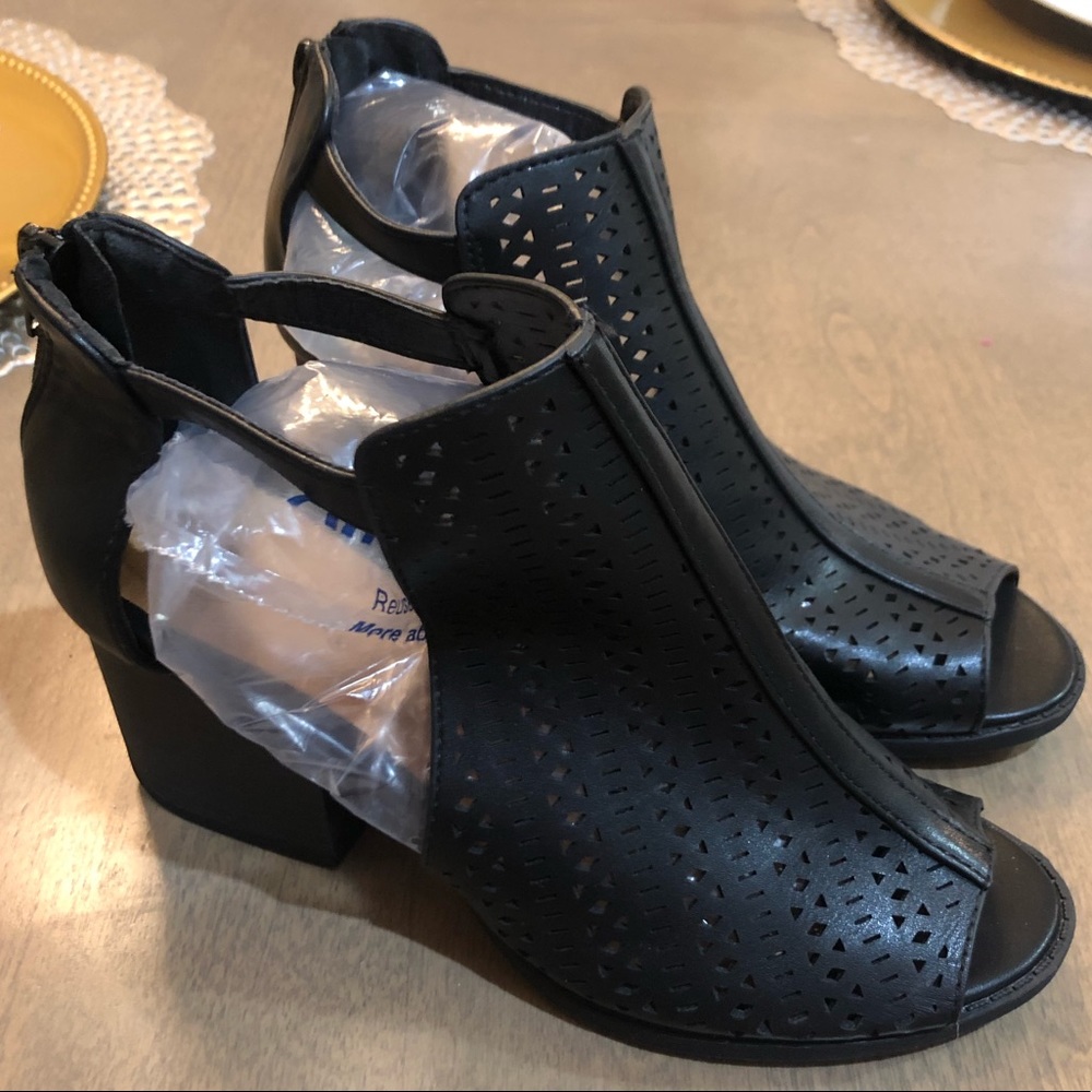 NWOT Qupid Laser Cut Open Toe Sandal Booties Heels - Picture 1 of 8